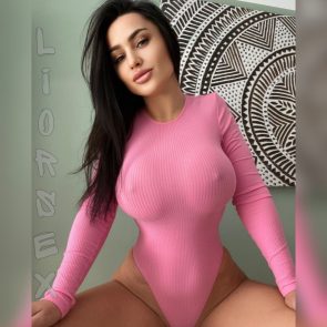 אנג׳לינה זוהרת מאירה
